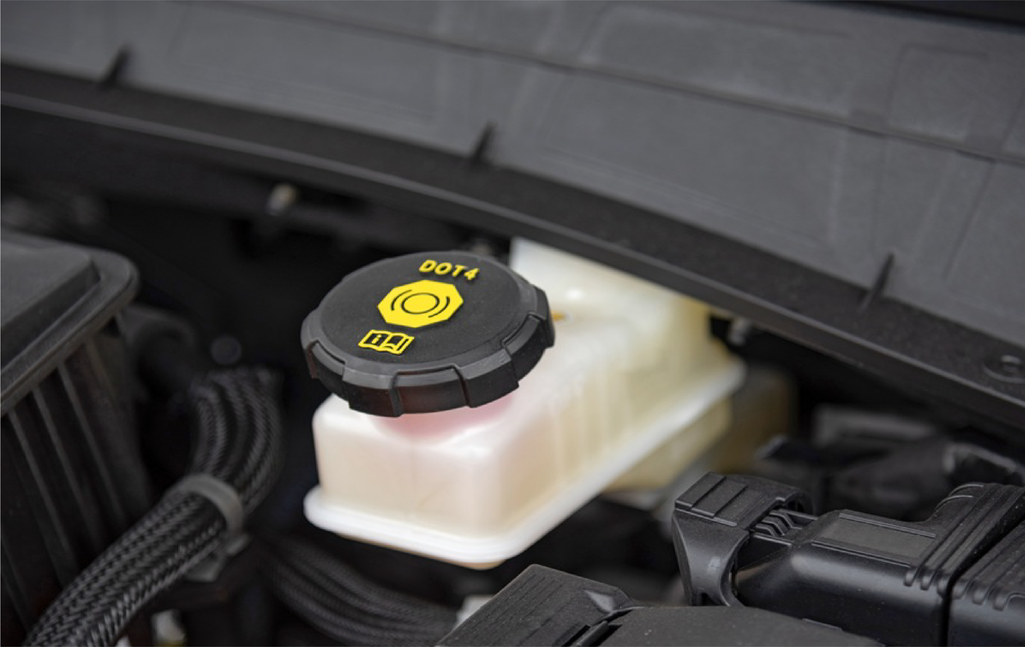 エンジンルームに設置されたブレーキオイルの写真