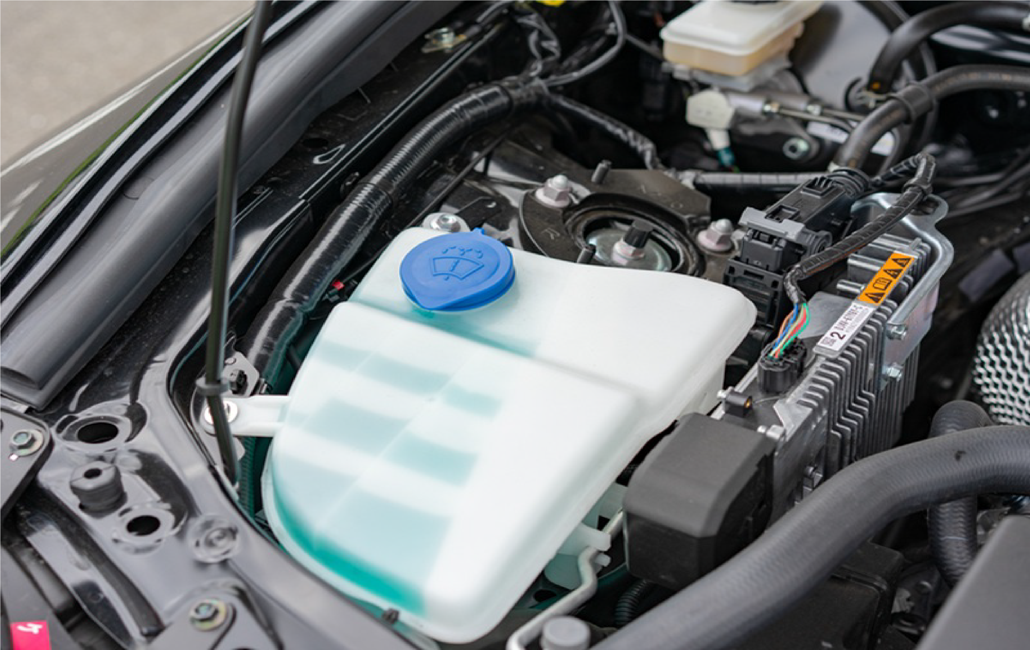 エンジンルームに設置されたLLC(冷却水)の写真