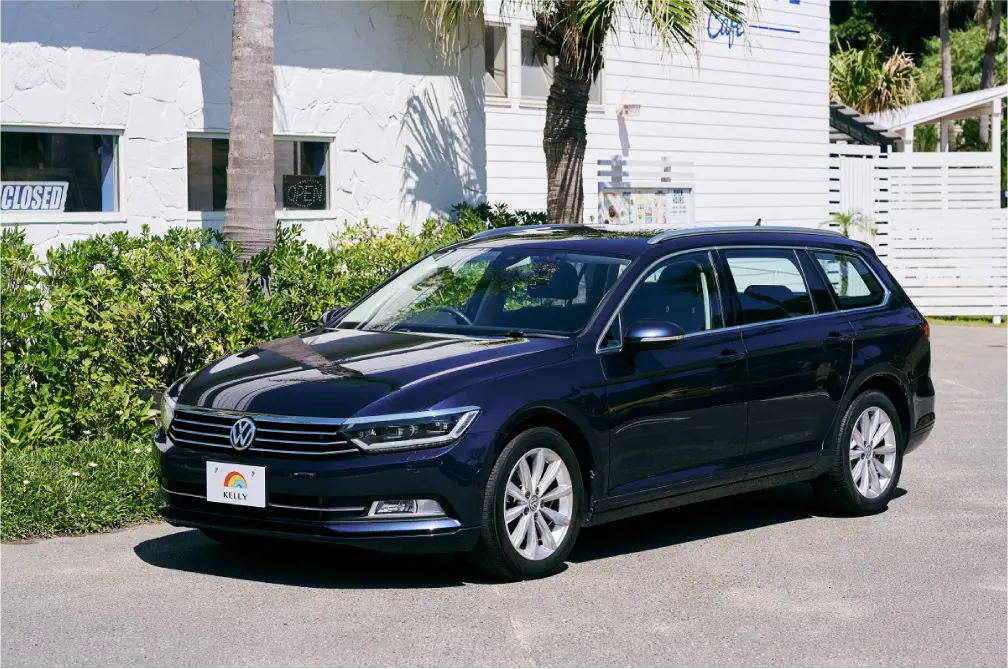 KELLYのナンバープレートをつけた車の写真