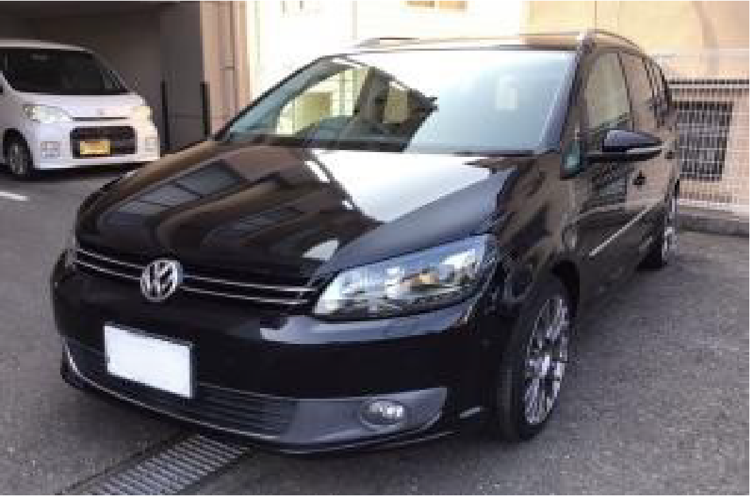 駐車場に車が駐まっている写真