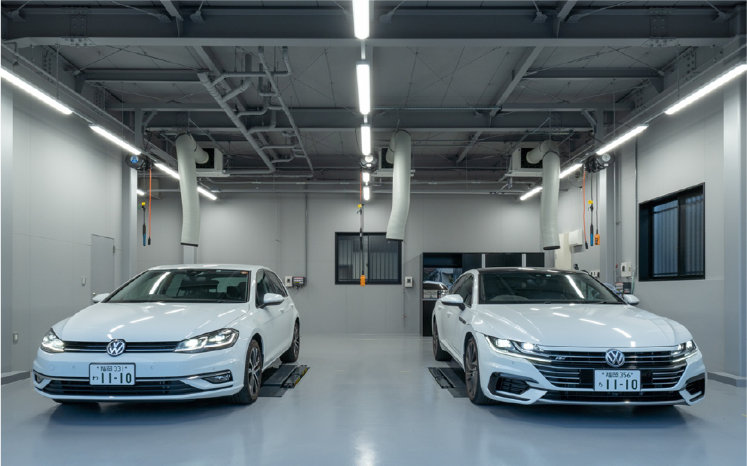 工場に車が2台駐まっている写真