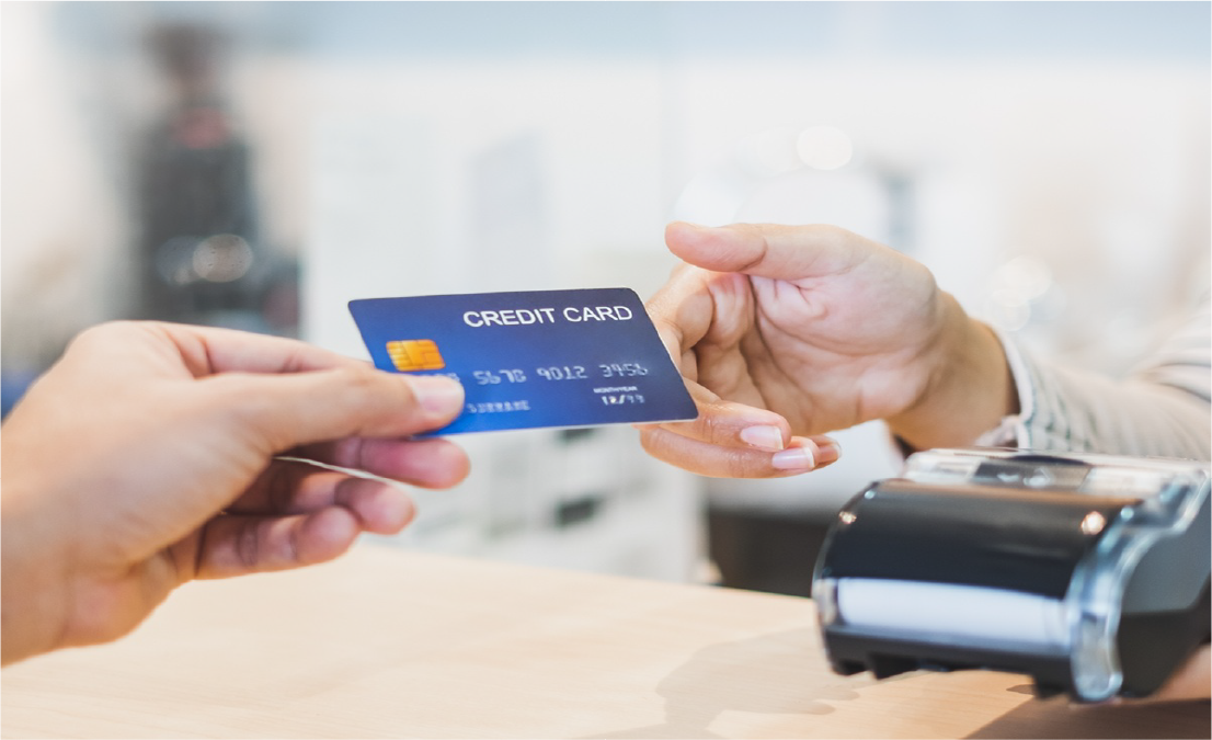支払いのためにクレジットカードを渡している写真