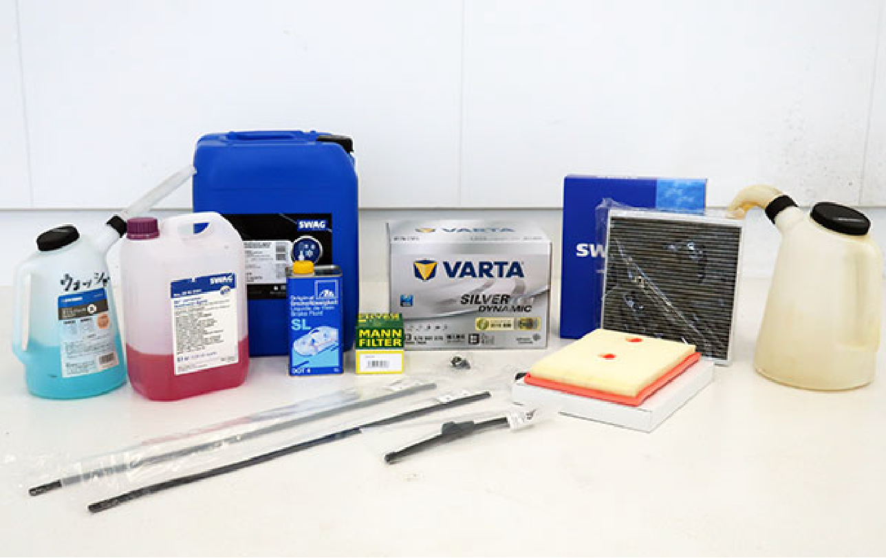 冷却水 エアフィルター エアコンフィルター 車のバッテリーなどのパーツストックを並べた写真
