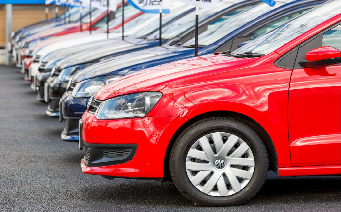 代車が複数台並んでいる写真