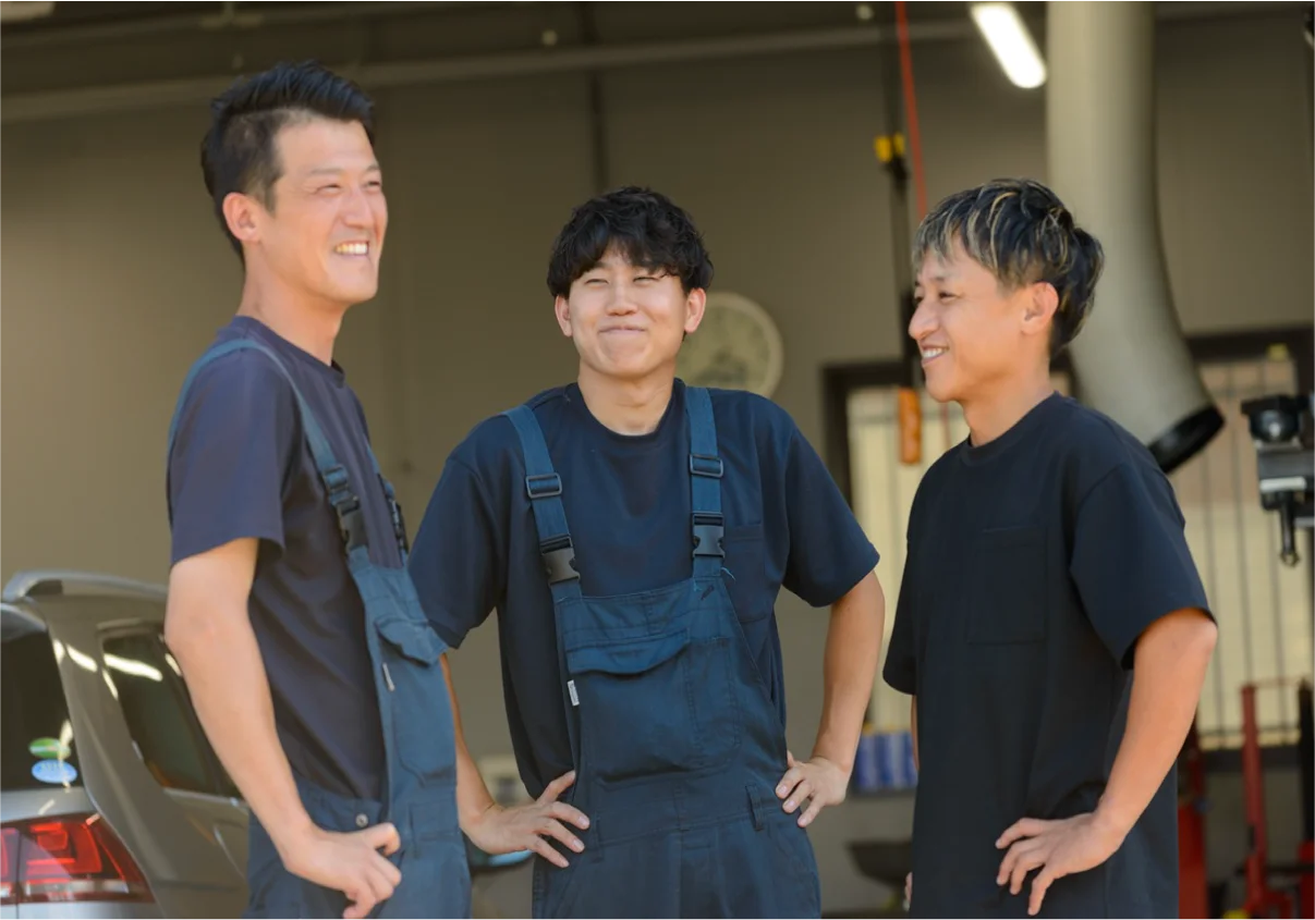 談笑する作業員三人の写真