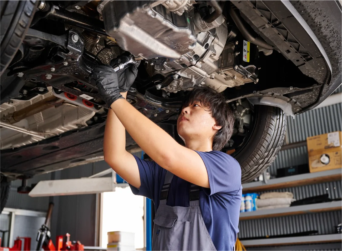 車の整備作業を行う男性の写真