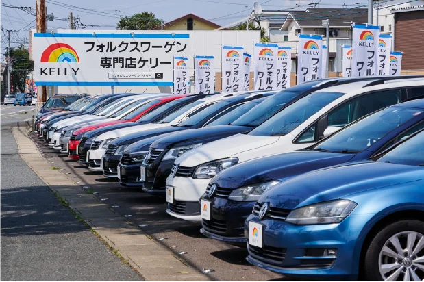 店頭にフォルクスワーゲンが複数台並んでいる写真