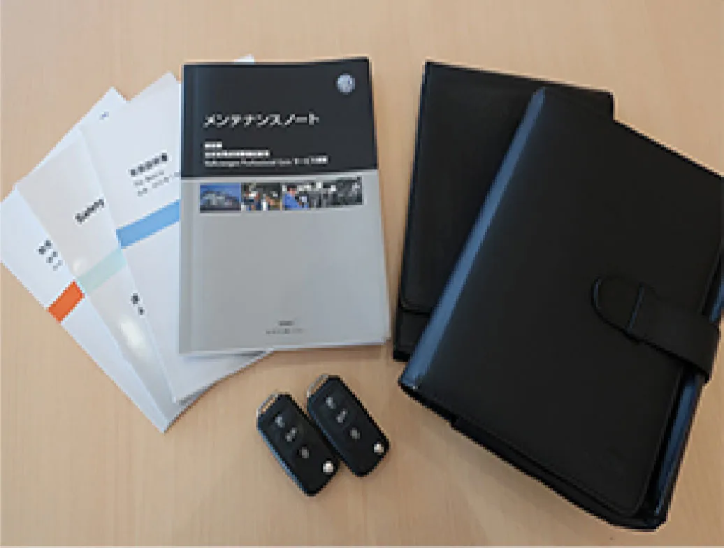 卓上にメンテナンスノートやスペアキーなどの備品が並べられている写真